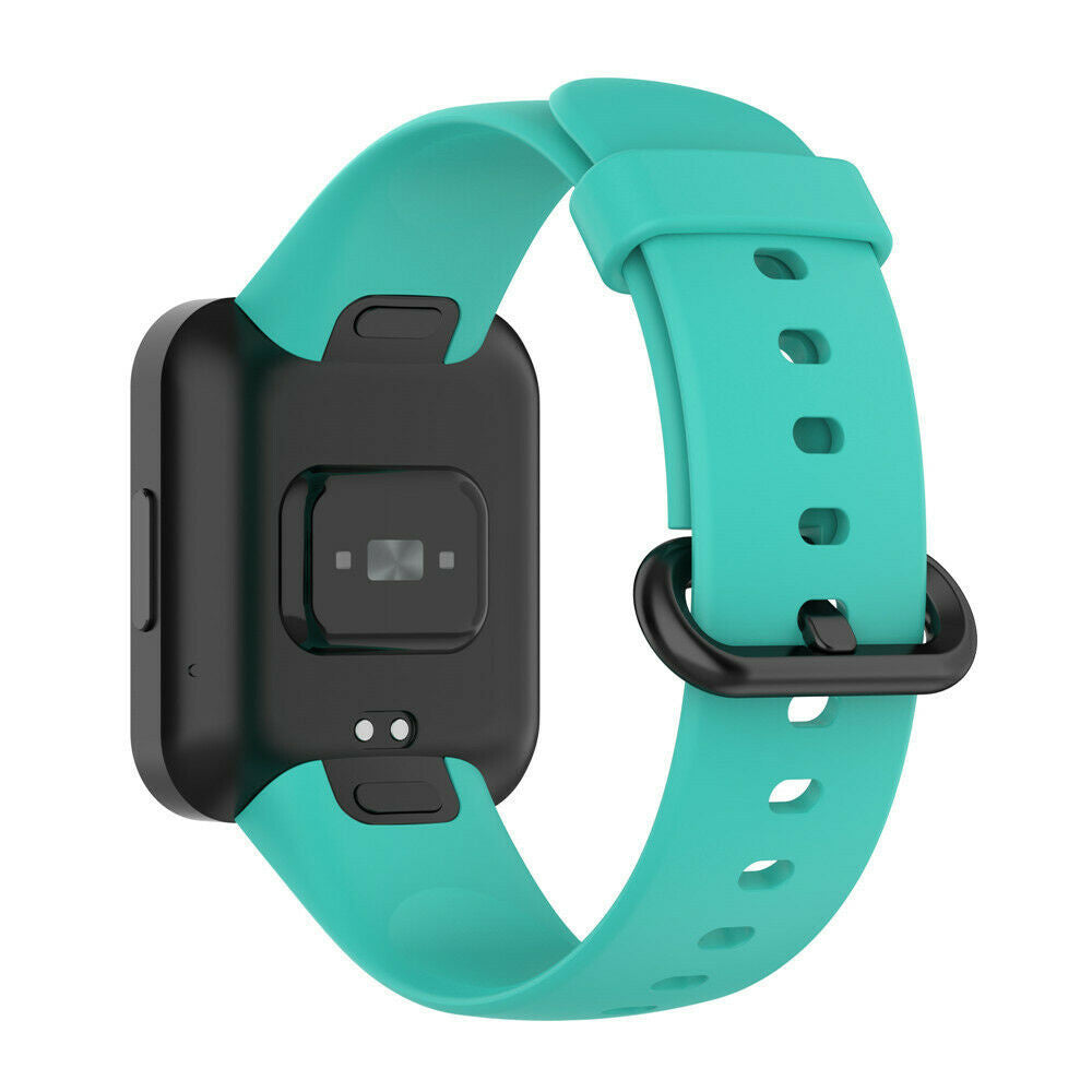 Eine aqua Smartwatch mit schwarzem Bildschirm. Das Armband ist aqua mit einer schwarzen Schnalle. Die Uhr ist auf weißem Hintergrund.