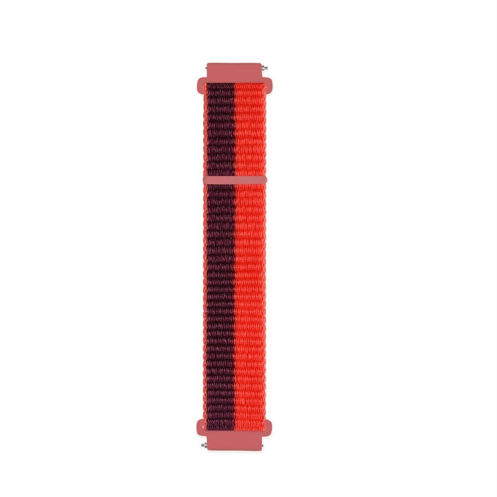 Ein Uhrenarmband mit rot-dunkelrotem Streifenmuster. Der Riemen liegt vor einem weißen Hintergrund.