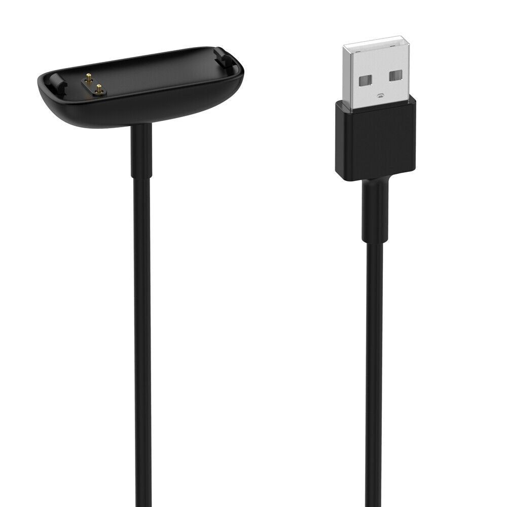 Schwarzes Ladekabel für Fitness-Tracker. Links das Ladegerät, rechts der USB-Anschluss, beide durch ein schwarzes Kabel verbunden.