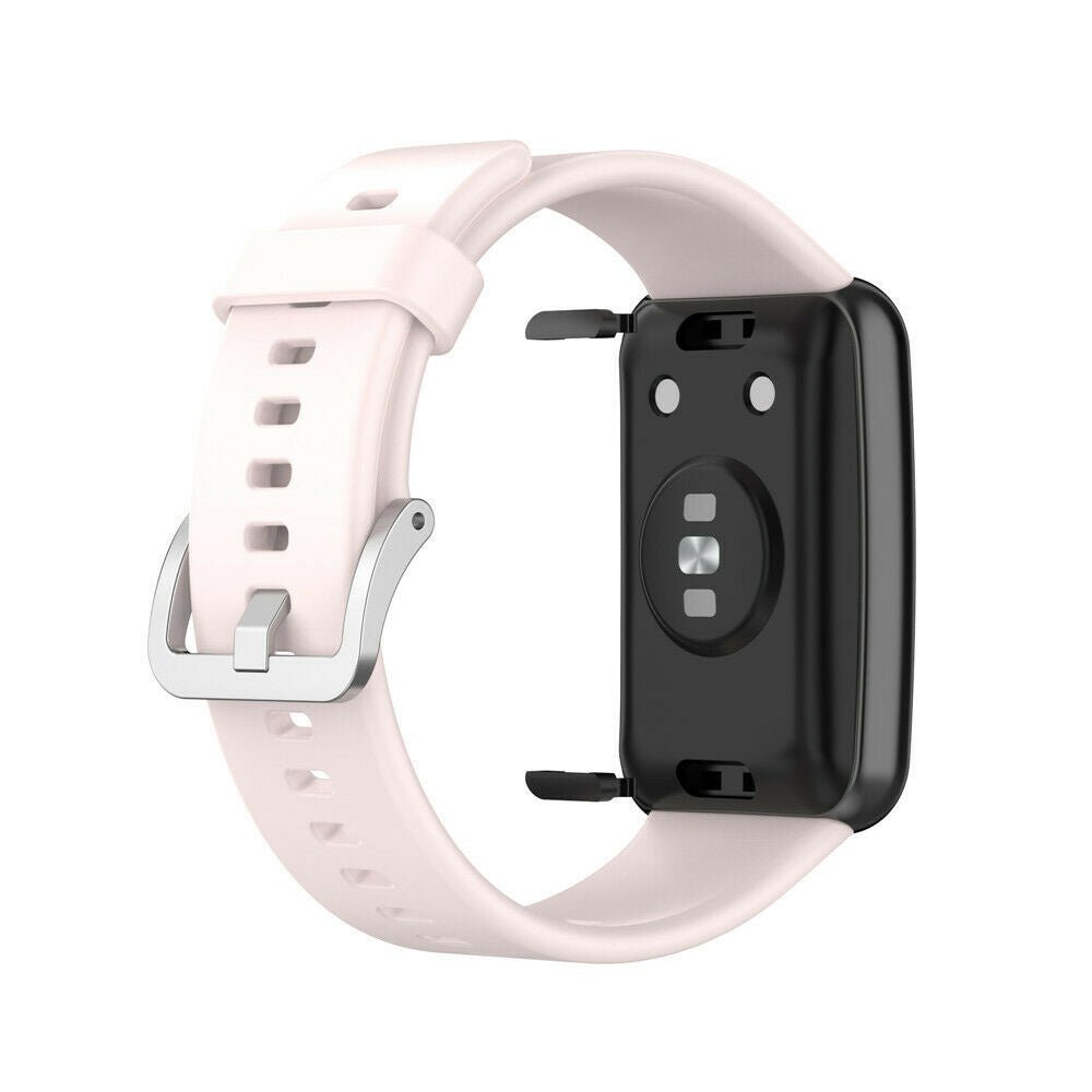 Ein hellrosa Smartwatch-Armband mit schwarzem Zifferblatt. Das Armband ist verbunden und hat eine silberne Schnalle. Der Hintergrund ist weiß.
