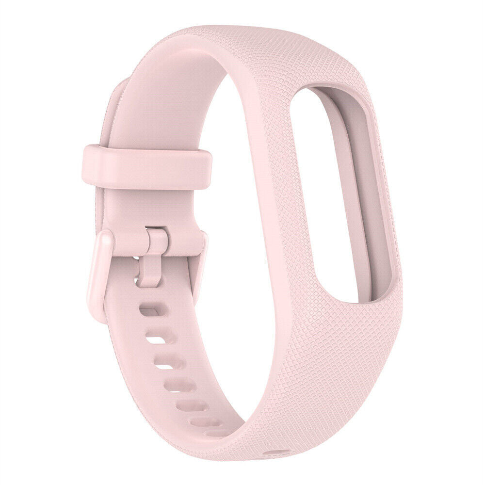 Ein hellrosa Uhrenarmband mit Schnalle und mehreren Einstelllöchern. Das Armband ist strukturiert und hat eine rechteckige Öffnung.