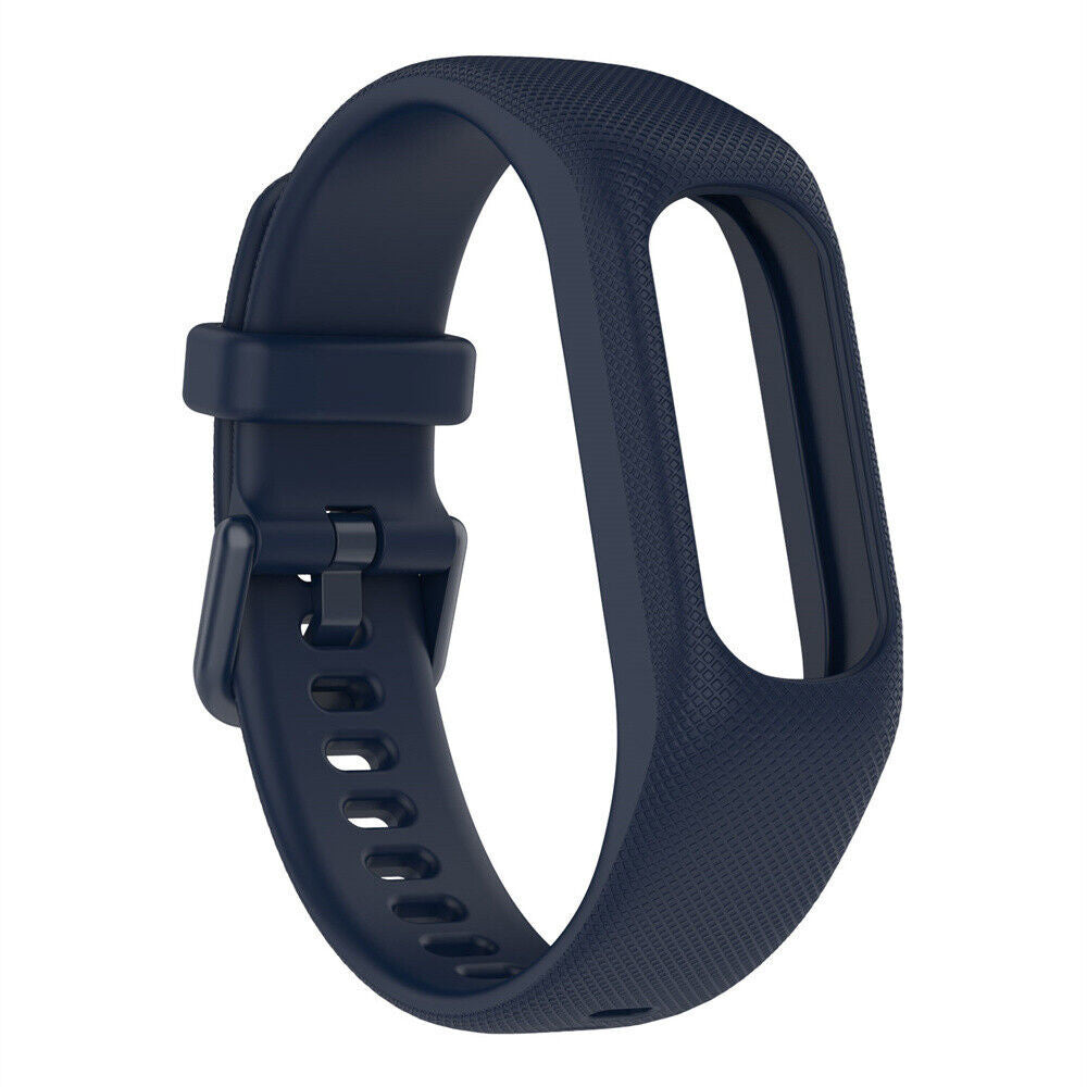 Ein marineblaues Smartwatch-Armband vor weißem Hintergrund. Es hat eine Schnalle, Löcher und strukturierte Oberflächen.