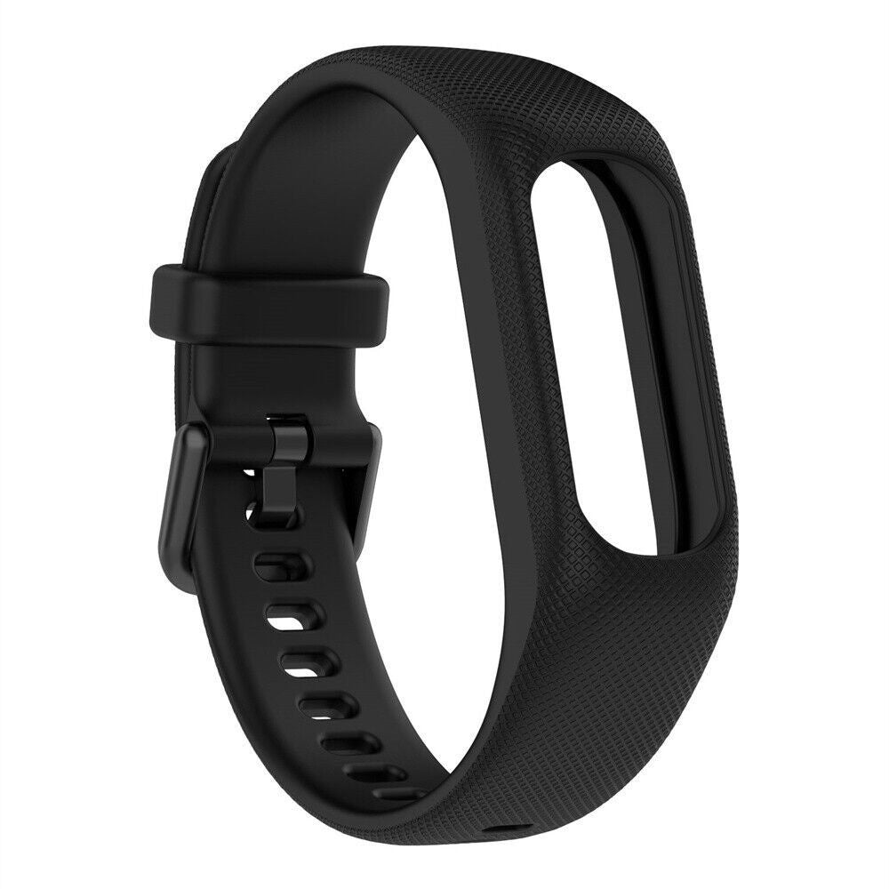 Ein schwarzes Smartwatch-Armband wird gezeigt. Es hat eine strukturierte Oberfläche und einen Schnallenverschluss. Das Band krümmt sich in einer offenen Schleife.
