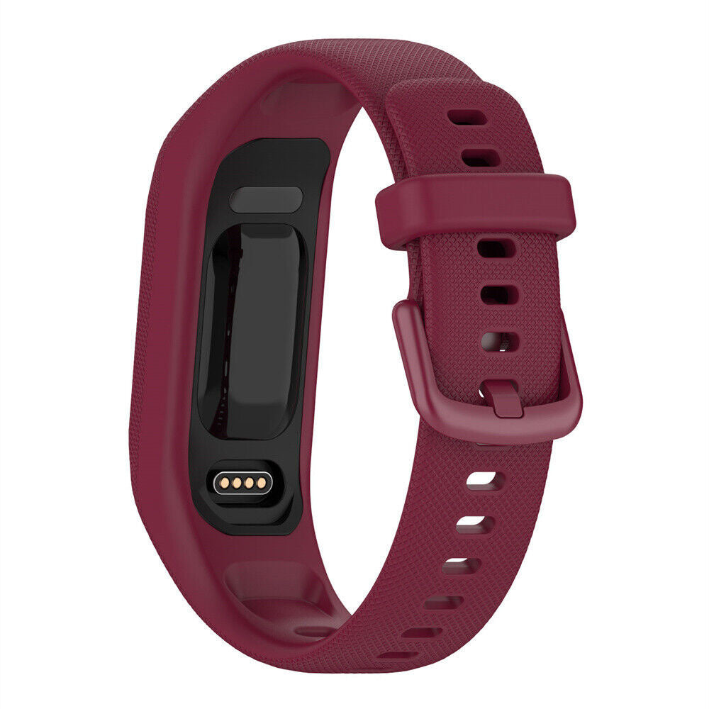 Eine weinrote Fitness-Tracker-Uhr. Die Uhr hat einen Bildschirm, Ladepunkte und ein Armband mit mehreren Löchern.
