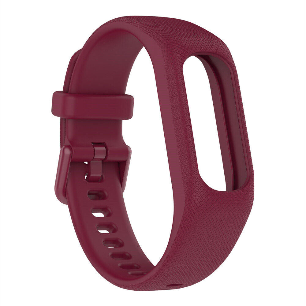 Ein weinrotes Smartwatch-Armband vor weißem Hintergrund. Es hat eine Schnalle und mehrere Löcher zur Anpassung.