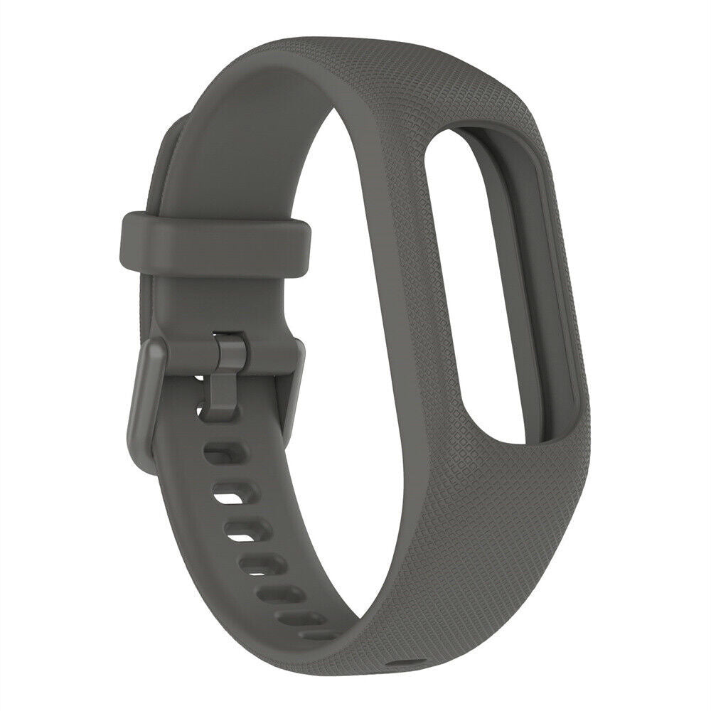 Ein graues Smartwatch-Armband mit Schnalle und mehreren Verstelllöchern. Das Armband hat eine strukturierte Oberfläche. Der Hintergrund ist weiß.