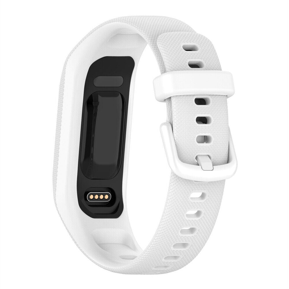 Ein weißes Fitness-Tracker-Armband. Es hat einen schwarzen Bildschirm und eine weiße Schnalle. Das Band besteht aus einem strukturierten Material.