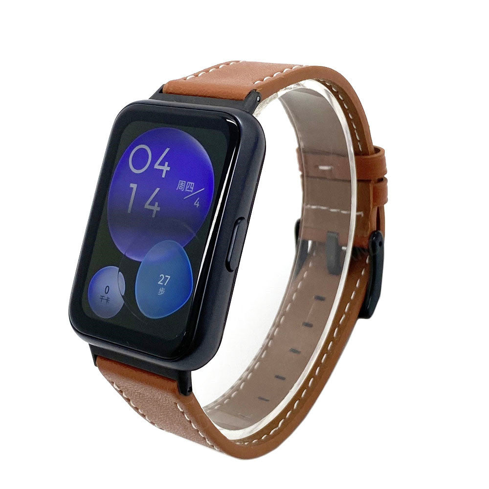 Eine schwarze Smartwatch mit braunem Lederarmband zeigt Datum und Gesundheitsmetriken. Weißer Hintergrund.