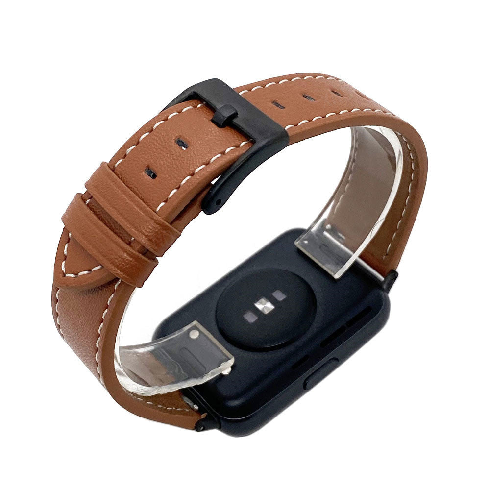 Braunes Lederarmband mit weißen Nähten und schwarzer Schnalle, befestigt an einem schwarzen Smartwatch-Gehäuse. Isoliert auf Weiß.