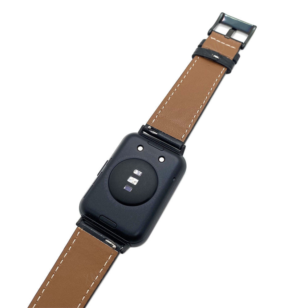 Schwarze Smartwatch mit braunem Lederarmband, Herzfrequenzsensor. Isoliert auf Weiß. Rückansicht mit Sensor und Armband.