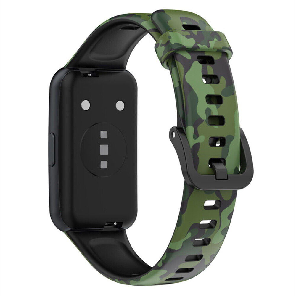 Eine schwarze Smartwatch mit grünem Camouflage-Armband. Die Uhr ist rechteckig, und das Armband ist damit verbunden.
