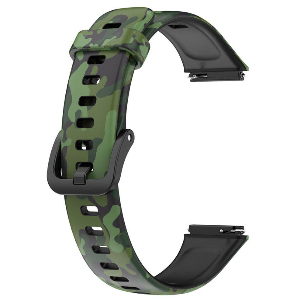 Ein grünes Tarnmuster-Uhrenarmband mit schwarzer Schnalle und Endstücken. Das Armband ist gebogen.