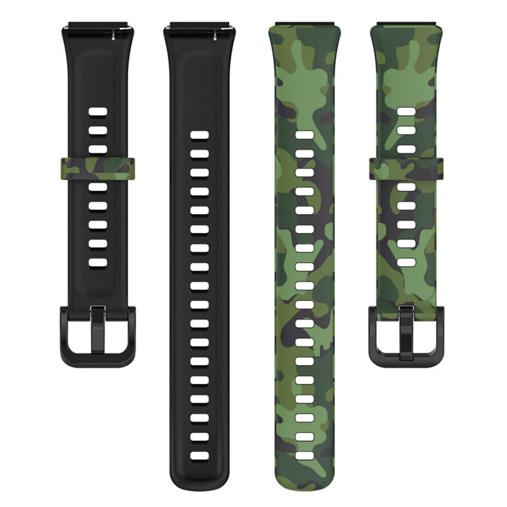 Vier Uhrenarmbänder: zwei schwarz, zwei camouflagegrün. Jedes hat Löcher zur Anpassung und einen Verschluss. Tarnmuster mit Grün und Braun.