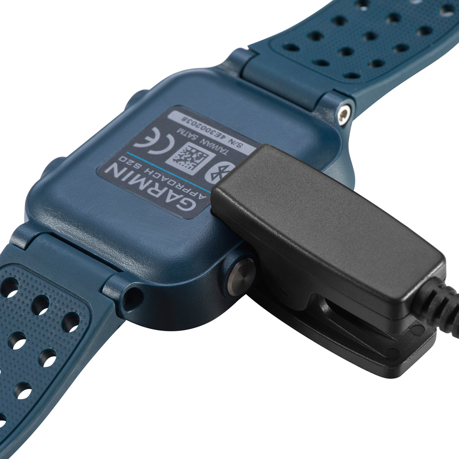 Eine Garmin Approach S20 Uhr mit angeschlossenem Ladeclip. Die Uhr ist blau, der Clip ist schwarz.