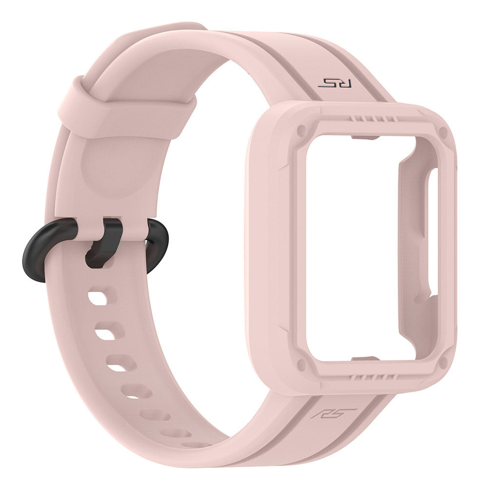 Ein hellrosa Uhrenarmband mit schwarzer Schnalle. Es hat einen quadratischen Rahmen. Auf dem Band stehen die Buchstaben RS.