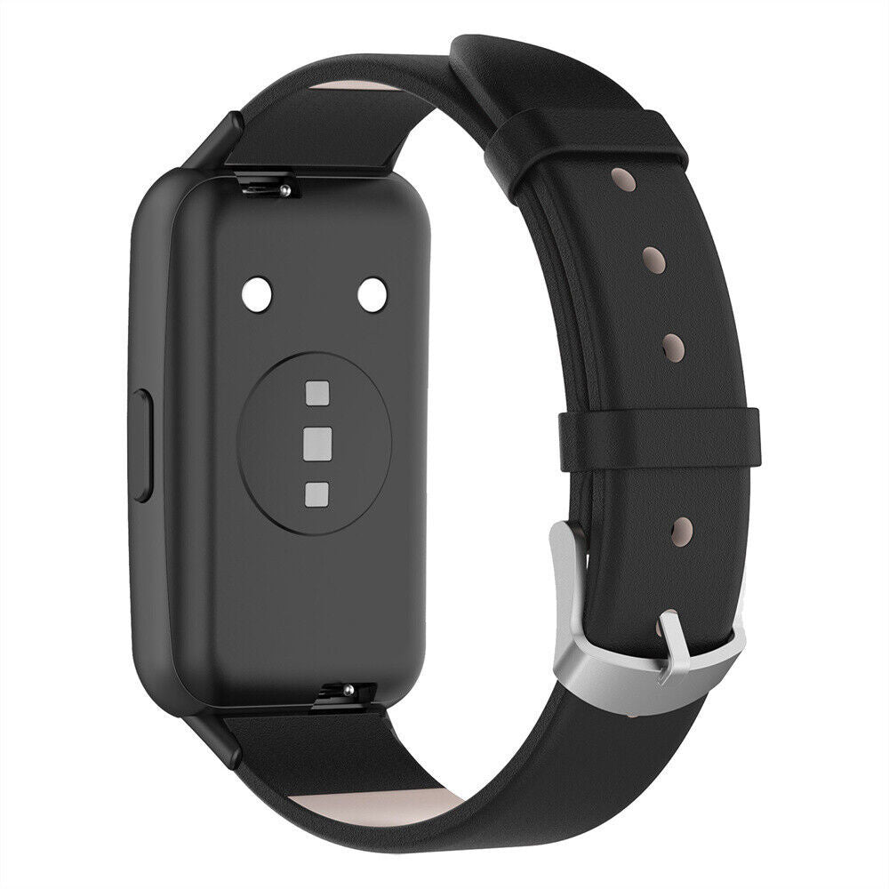 Schwarze Smartwatch mit Lederarmband, Metallschnalle. Das Zifferblatt hat zwei Löcher und drei Quadrate. Weißer Hintergrund.