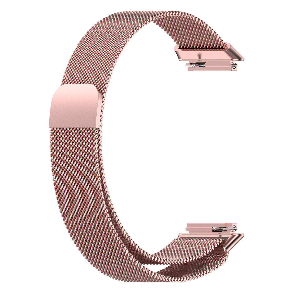 Ein roségoldenes Uhrenarmband in C-Form aus Metallgeflecht. Das Armband hat einen Magnetverschluss und Anschlüsse an jedem Ende.