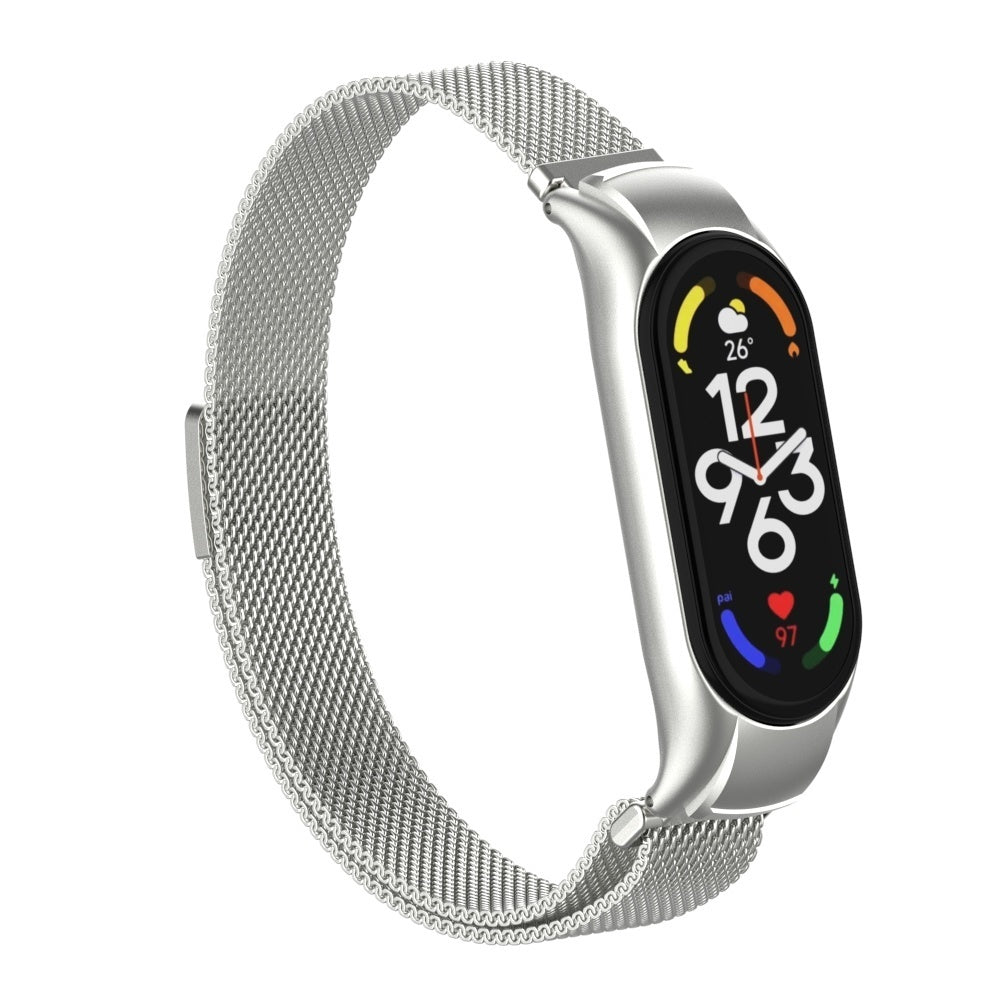 Eine silberne Smartwatch mit Mesh-Armband wird angezeigt. Der Bildschirm zeigt Uhrzeit, Temperatur und Gesundheitsdaten vor weißem Hintergrund.