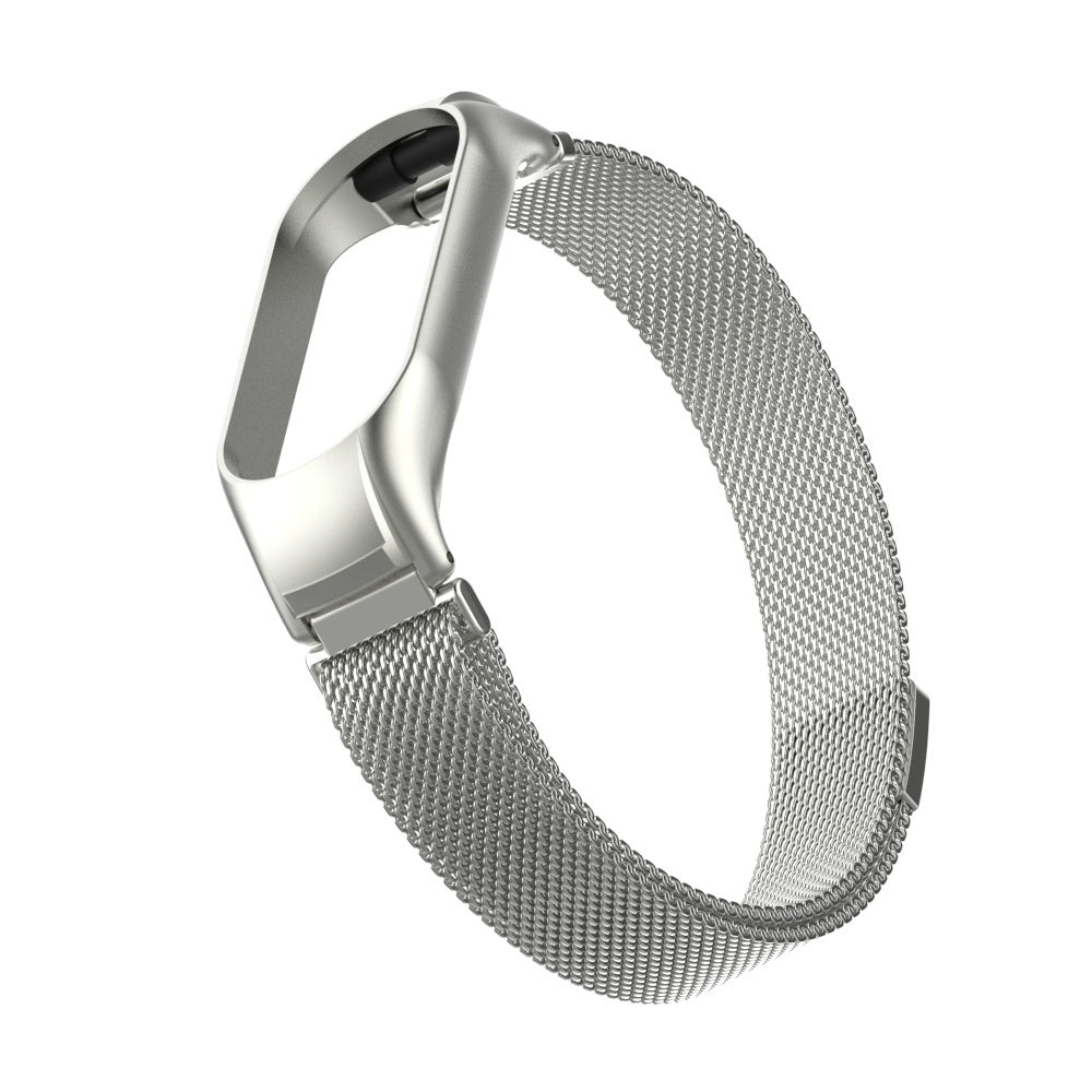 Ein silbernes Uhrenarmband mit Mesh-Design und Verschluss. Der Hintergrund ist schlicht weiß.