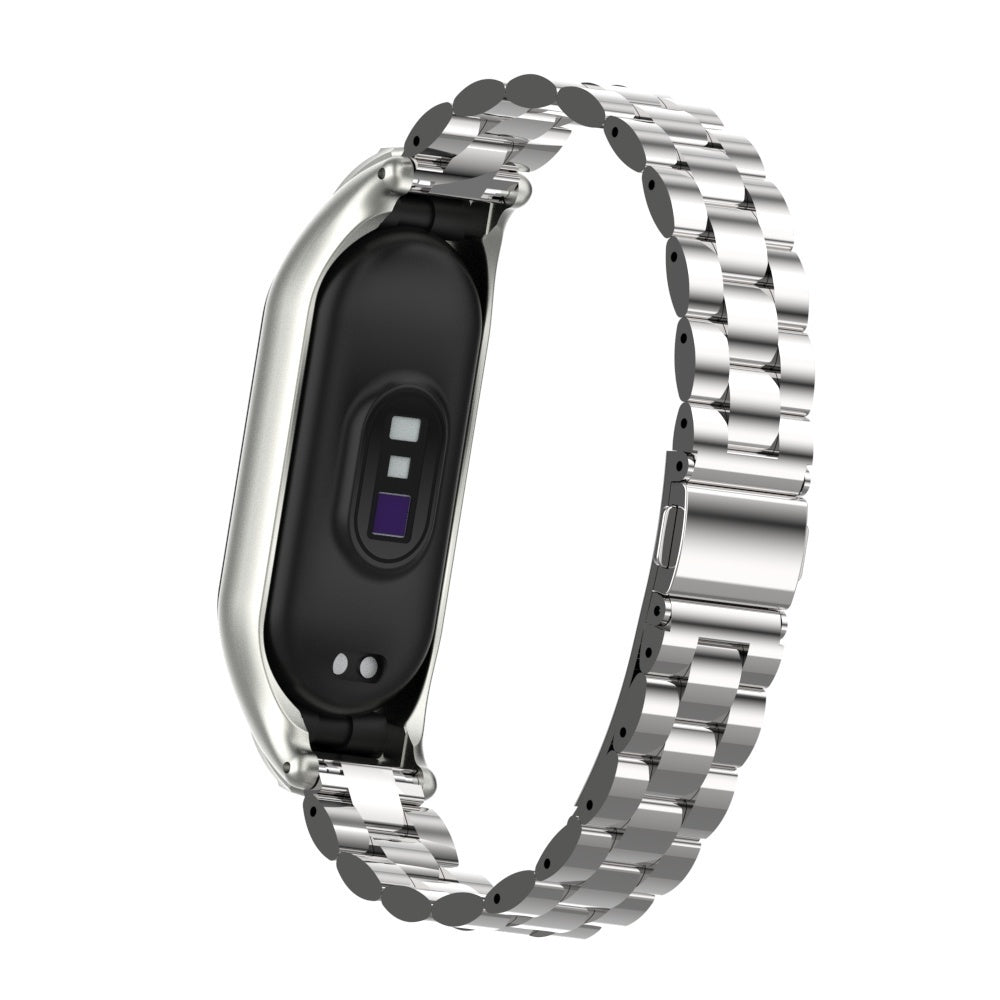 Ein silbernes Smartwatch-Armband mit schwarzem Display. Das Armband besteht aus verbundenen Metallgliedern. Der Hintergrund ist weiß.