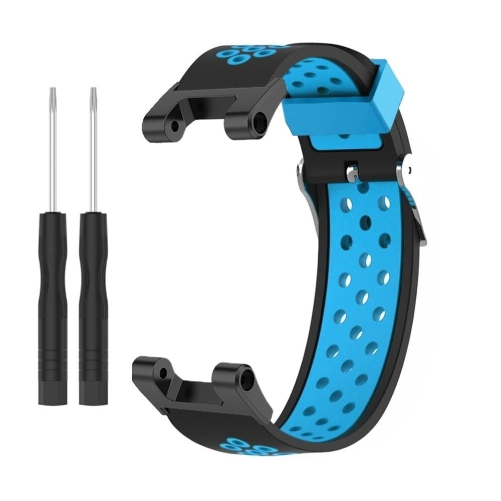 Ein Uhrenarmband mit blauen und schwarzen Elementen, mit zwei Schraubenziehern links. Das Armband hat viele Löcher.