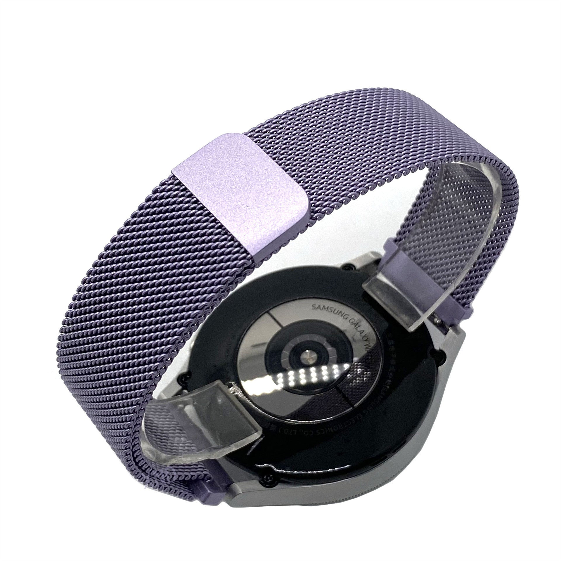 Eine lila Smartwatch mit Mesh-Armband wird gezeigt. Die Rückseite der Uhr ist sichtbar, mit dem Text Samsung Galaxy Watch.