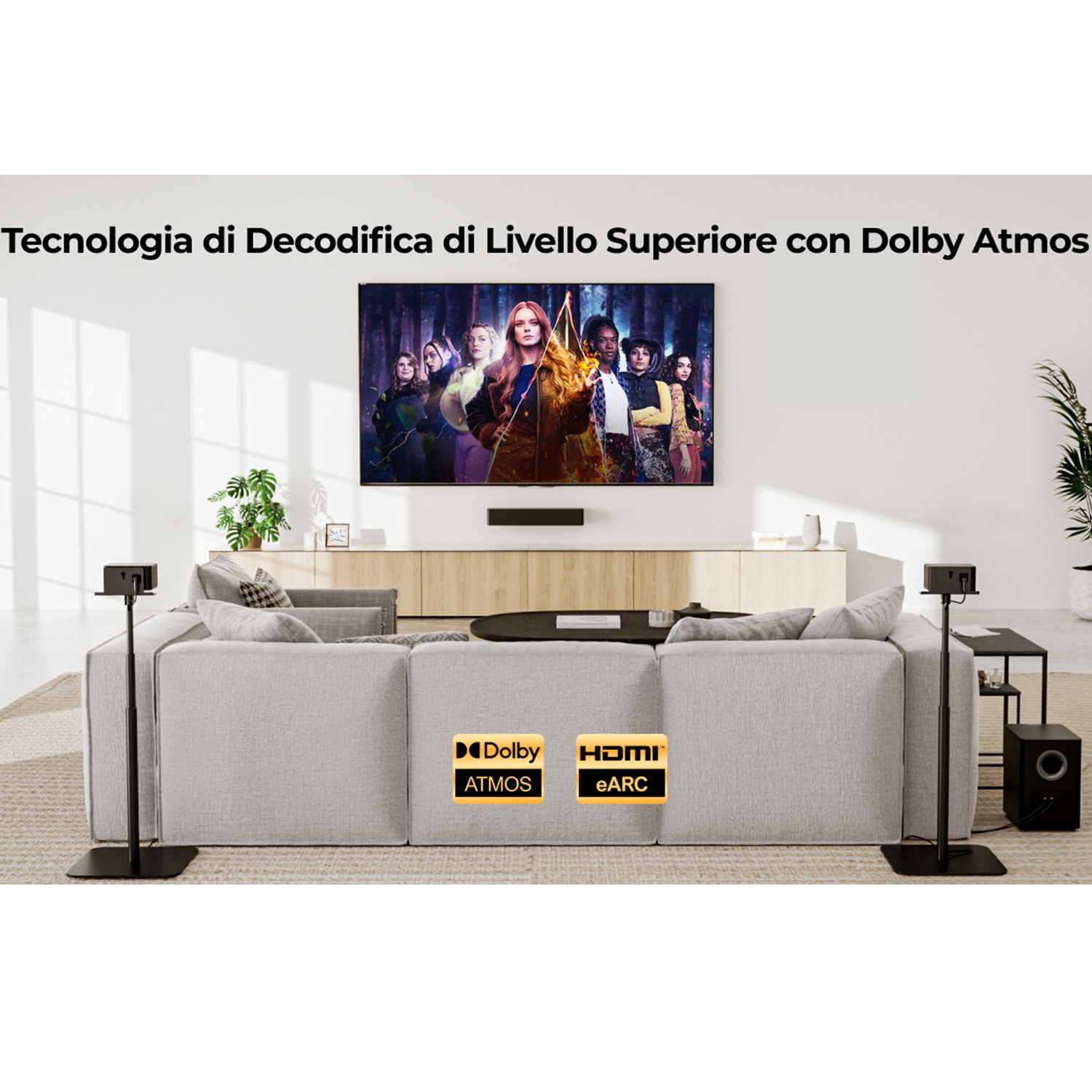 Soggiorno con grande TV che mostra un film, divano grigio e due supporti per altoparlanti neri. Loghi Dolby Atmos e HDMI eARC visibili.