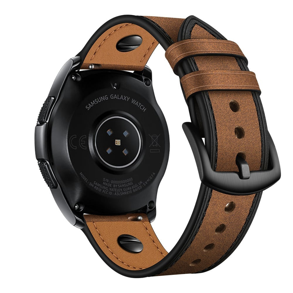 Eine Samsung Galaxy Watch mit braunem Lederarmband. Die Uhr ist schwarz und das Armband hat eine schwarze Schnalle und Nähte.