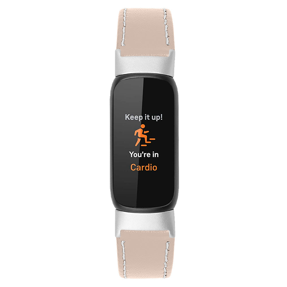 Ein Fitness-Tracker mit schwarzem Bildschirm, auf dem 'Keep it up!' steht. Beige Armbänder und ein weißer Stecker. Der Bildschirm sagt 'You're in Cardio'.