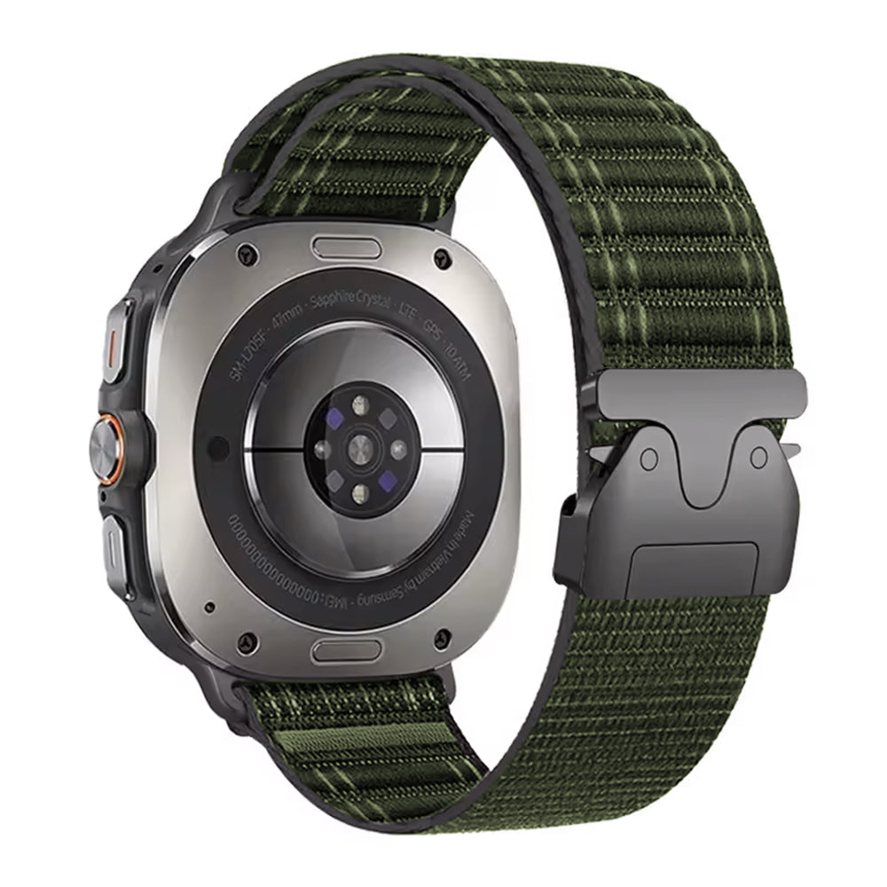 Eine silberne Smartwatch mit grünem Stoffarmband. Die Rückseite der Uhr zeigt technische Daten. Das Armband hat eine schwarze Schnalle.