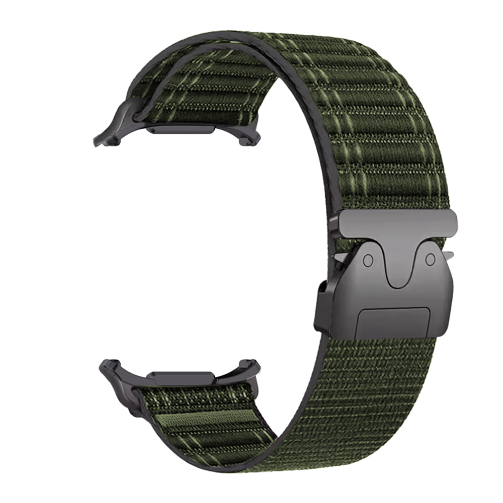 Ein grünes Uhrenarmband mit schwarzer Schnalle. Das Armband besteht aus strukturiertem Stoff. Die Schnalle ist rechteckig und hat zwei kleine Löcher.
