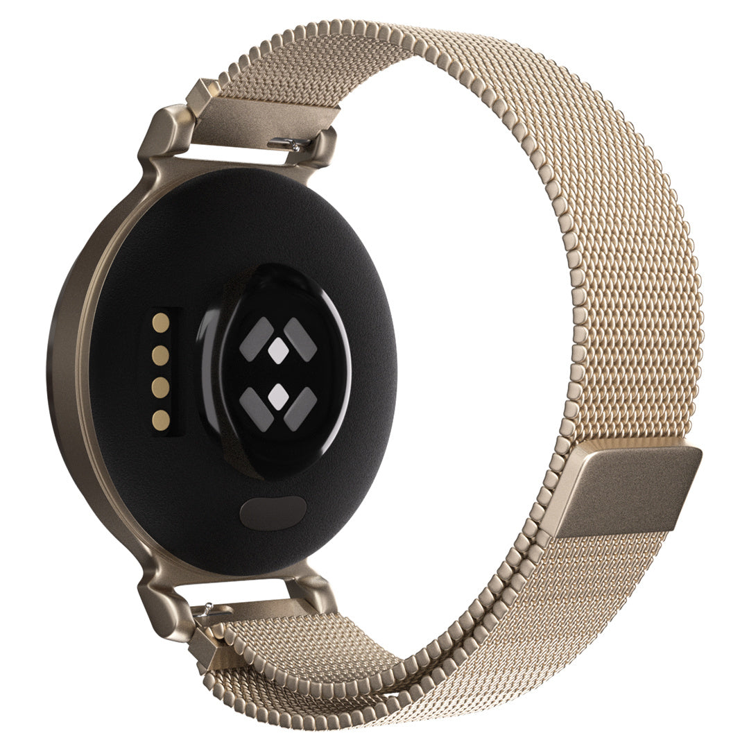 Eine goldene Smartwatch mit Mesh-Armband, die Rückseite mit schwarzem Kreis hat Sensoren. Das Armband ist goldfarben, der Hintergrund weiß.