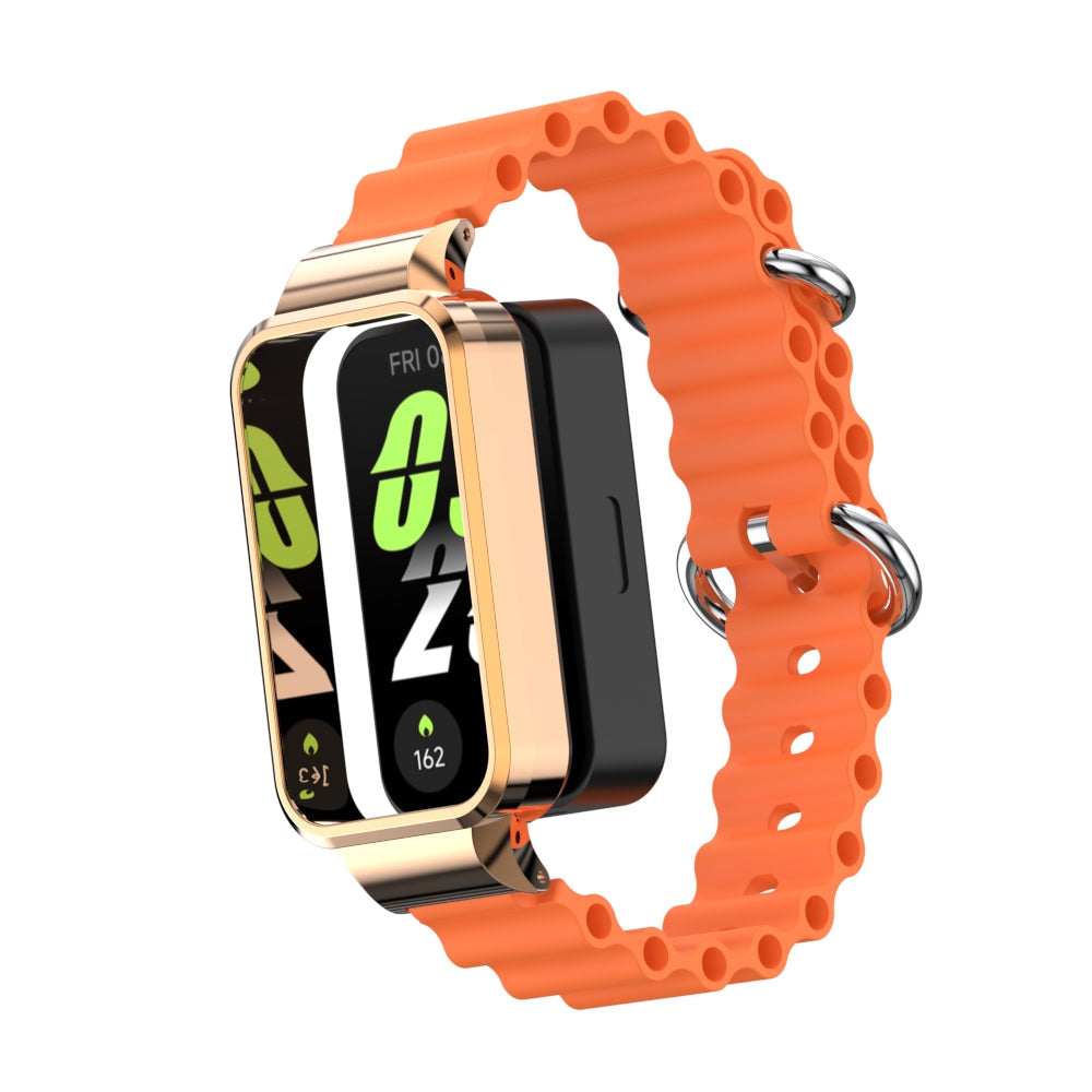 Eine Smartwatch mit goldfarbenem Gehäuse und orangefarbenem Armband wird angezeigt. Das Zifferblatt zeigt Daten an. Eine schwarze Ladestation ist angebracht.