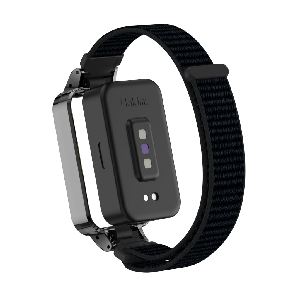 Schwarze Smartwatch mit schwarzem Armband. Das Zifferblatt hat eine rechteckige Form und zeigt drei Lichter an. Der Markenname ist 'Holdmi'.