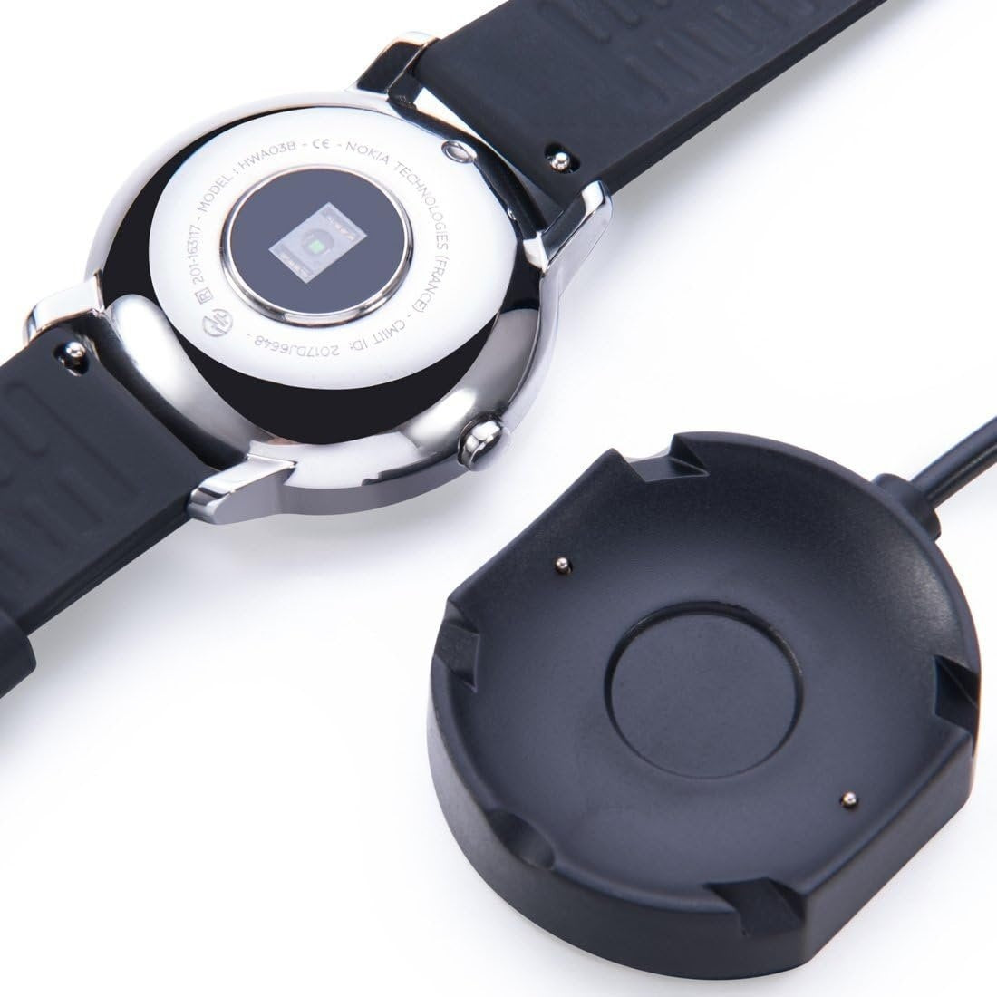 Eine silberne Smartwatch mit schwarzem Armband und einer schwarzen Ladestation auf weißem Untergrund. Die Rückseite der Uhr zeigt Sensoren.