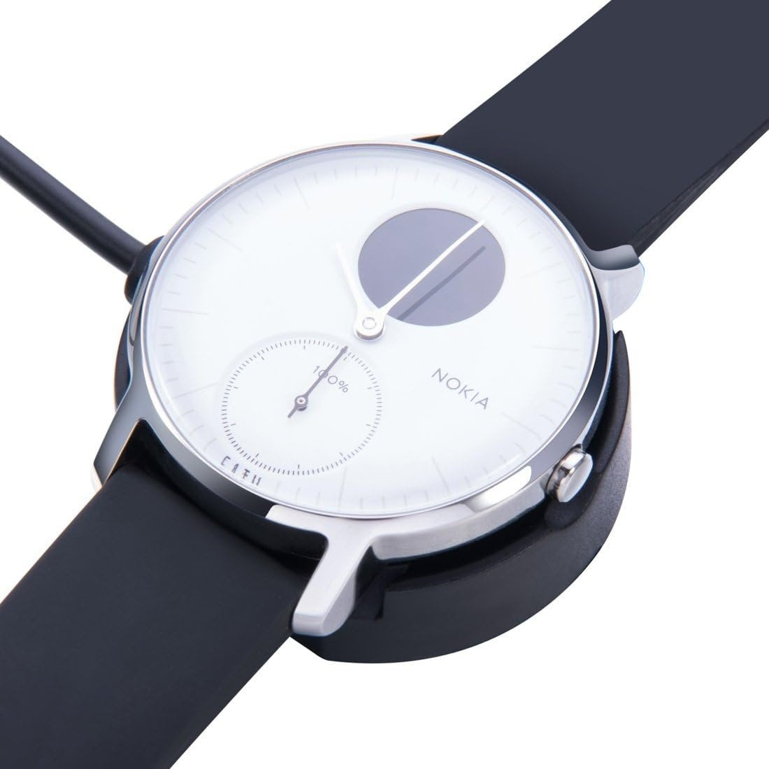 Eine Nokia-Smartwatch mit weißem Zifferblatt, schwarzem Armband und silbernem Gehäuse. Sie zeigt die Zeit an und hat ein kleines Fortschrittszifferblatt.