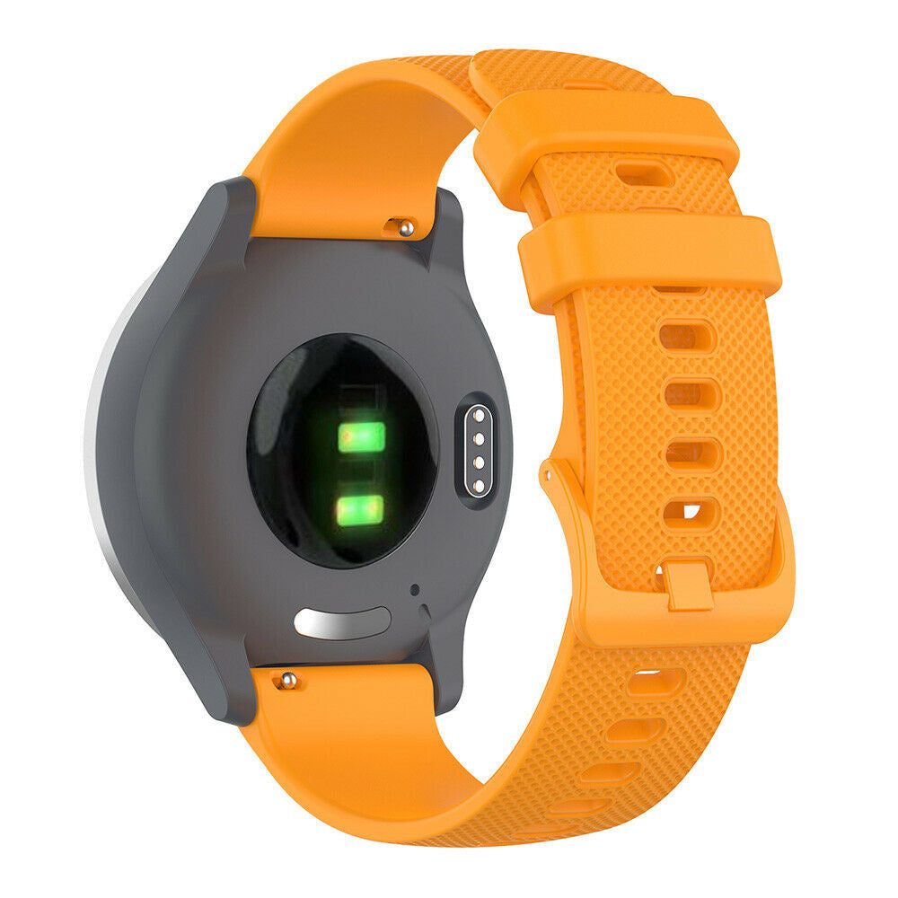 Smartwatch mit orangefarbenen Armbändern. Das Zifferblatt ist grau, und die Rückseite hat einen Sensor mit grünen Lichtern.