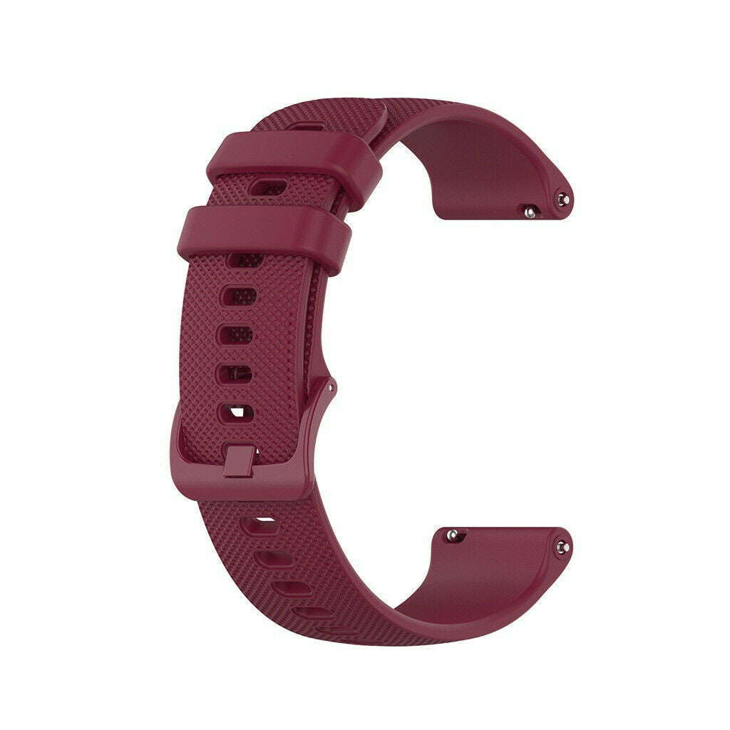 Ein weinrotes Smartwatch-Armband, C-förmig gebogen, mit Löchern und einer Schnalle. Das Armband hat eine strukturierte Oberfläche.