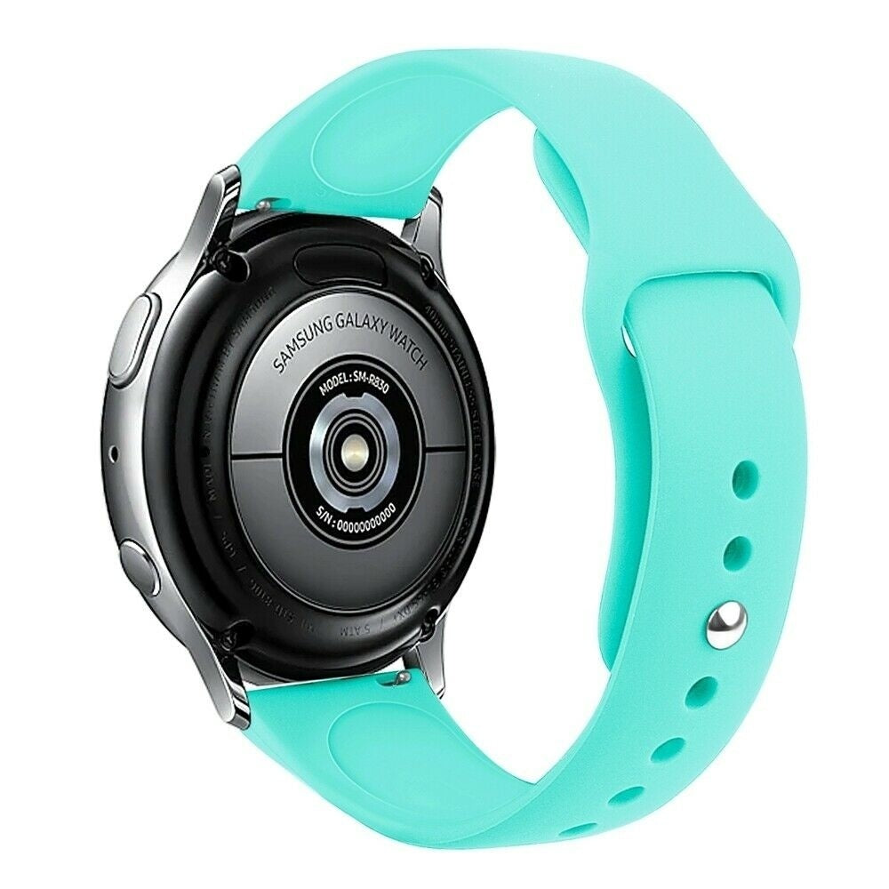 Eine Samsung Galaxy Watch mit hellblauem Armband. Die Uhr ist schwarz und silber. Das Armband hat Löcher.