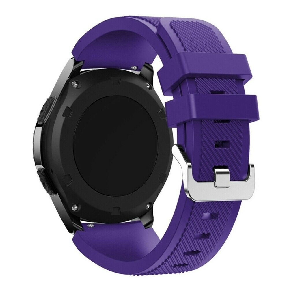 Schwarze Smartwatch mit lila Armband. Das Armband wird mit einer silbernen Schnalle befestigt. Weißer Hintergrund.