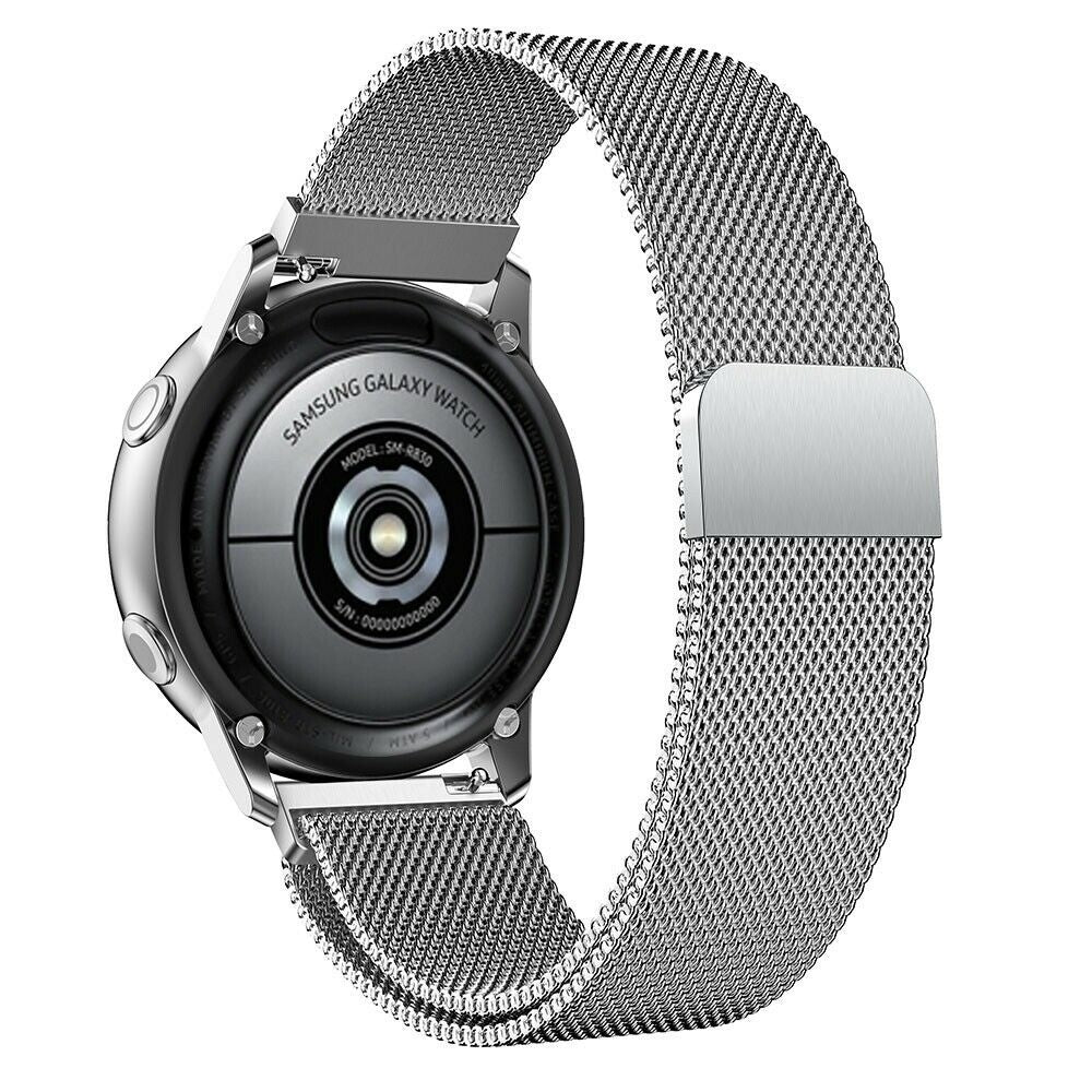 Eine Samsung Galaxy Watch mit silbernem Metallmaschenband. Das Zifferblatt ist schwarz mit Text, und das Band ist gebogen.