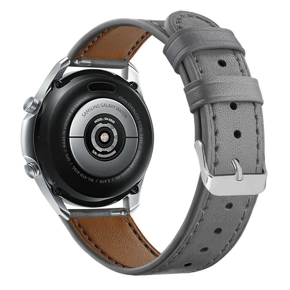 Eine Samsung Galaxy Watch mit grauem Lederarmband. Die Uhr ist schwarz mit silberner Umrandung und braunem Leder am inneren Armband.