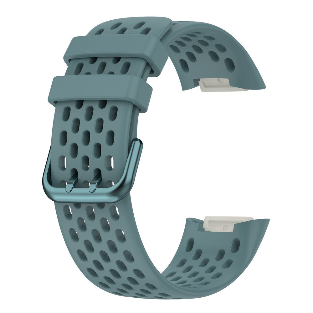Ein türkisfarbenes Smartwatch-Armband mit einer Metallschnalle. Das Armband hat viele kleine Löcher. Das Armband ist gebogen und hat einen weißen Stecker.