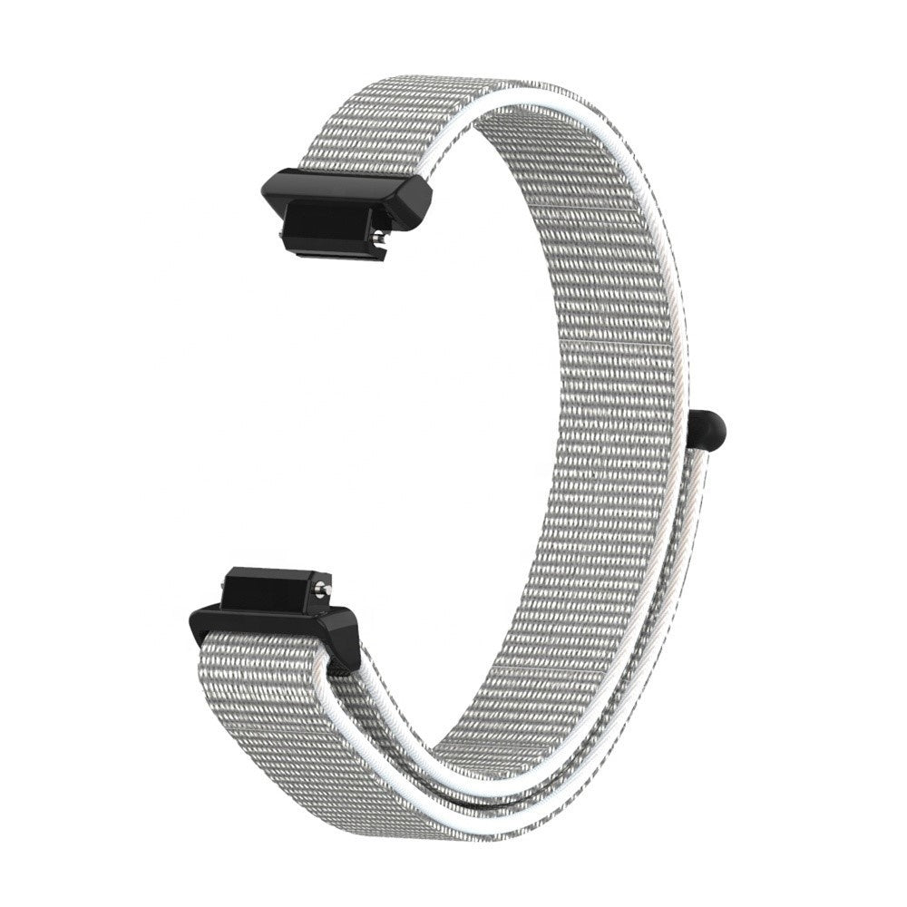 Graues und weißes Uhrenarmband, gebogene Form, mit schwarzen Steckern an jedem Ende. Isoliert auf weißem Hintergrund.