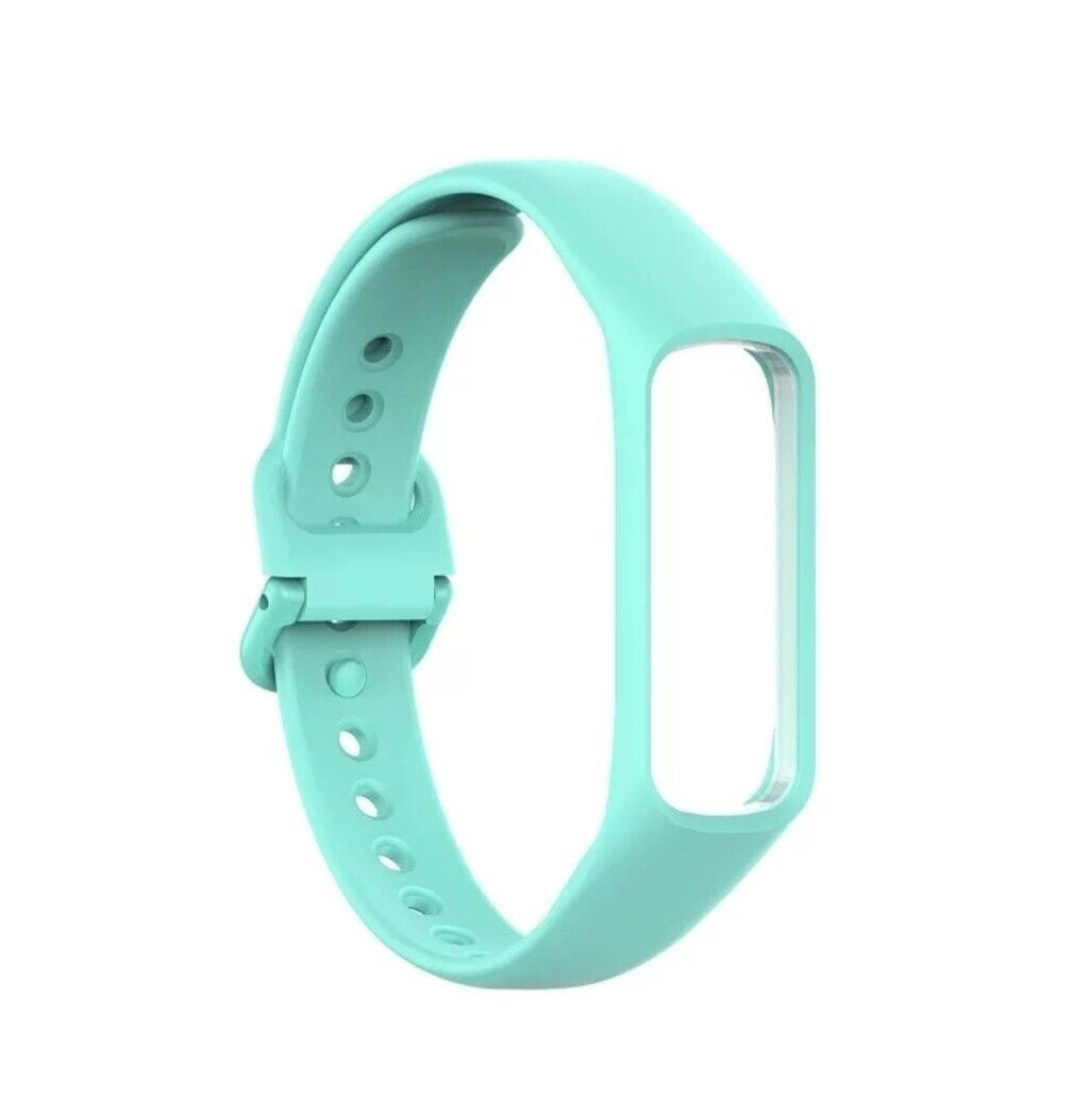 Ein helltürkisfarbenes Fitness-Tracker-Armband. Es hat eine Schnalle, Löcher zur Anpassung und einen rechteckigen Bereich für den Bildschirm.