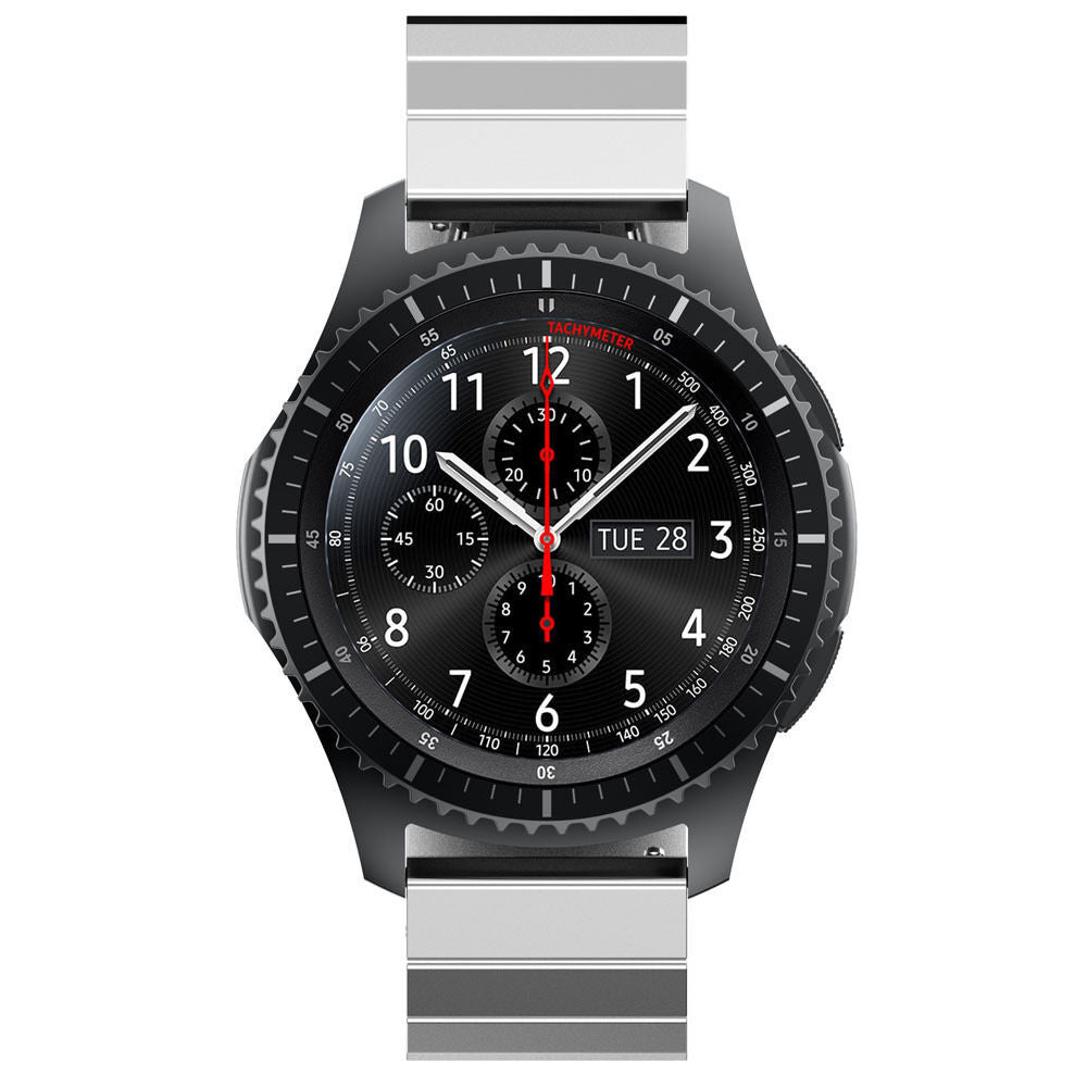 Schwarze Smartwatch mit weißen Zeigern, silbernem Armband und dem Datum 'DI 28'. Die Uhr zeigt Zahlen und einen Tachymeter.