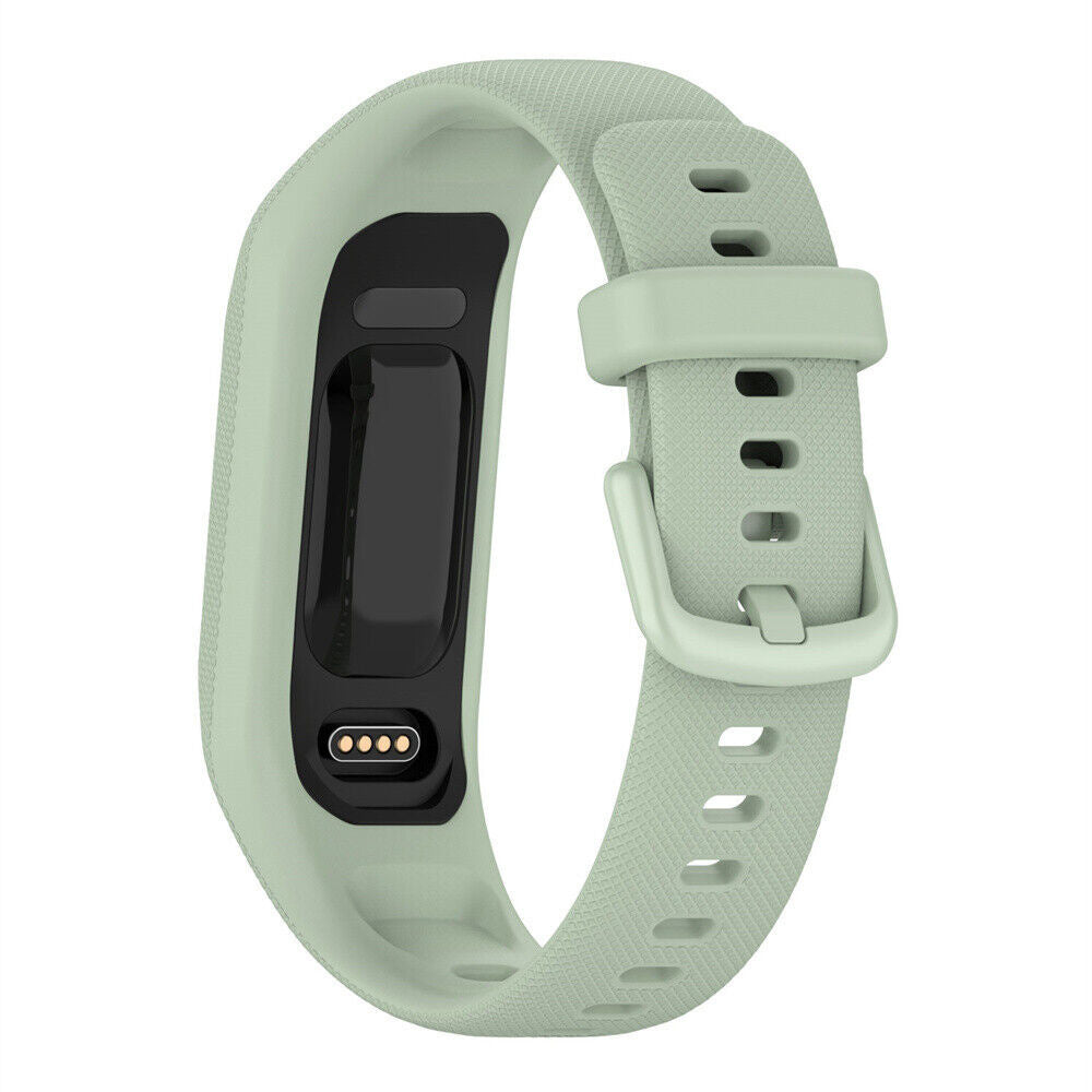 Ein hellgrüner Fitness-Tracker mit schwarzem Bildschirm und passendem Armband, vor weißem Hintergrund.