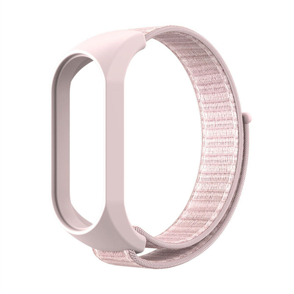 Ein hellrosa Uhrenarmband mit Nylonband wird gezeigt. Das Armband hat einen Kunststoffrahmen. Das Band ist geschlungen.