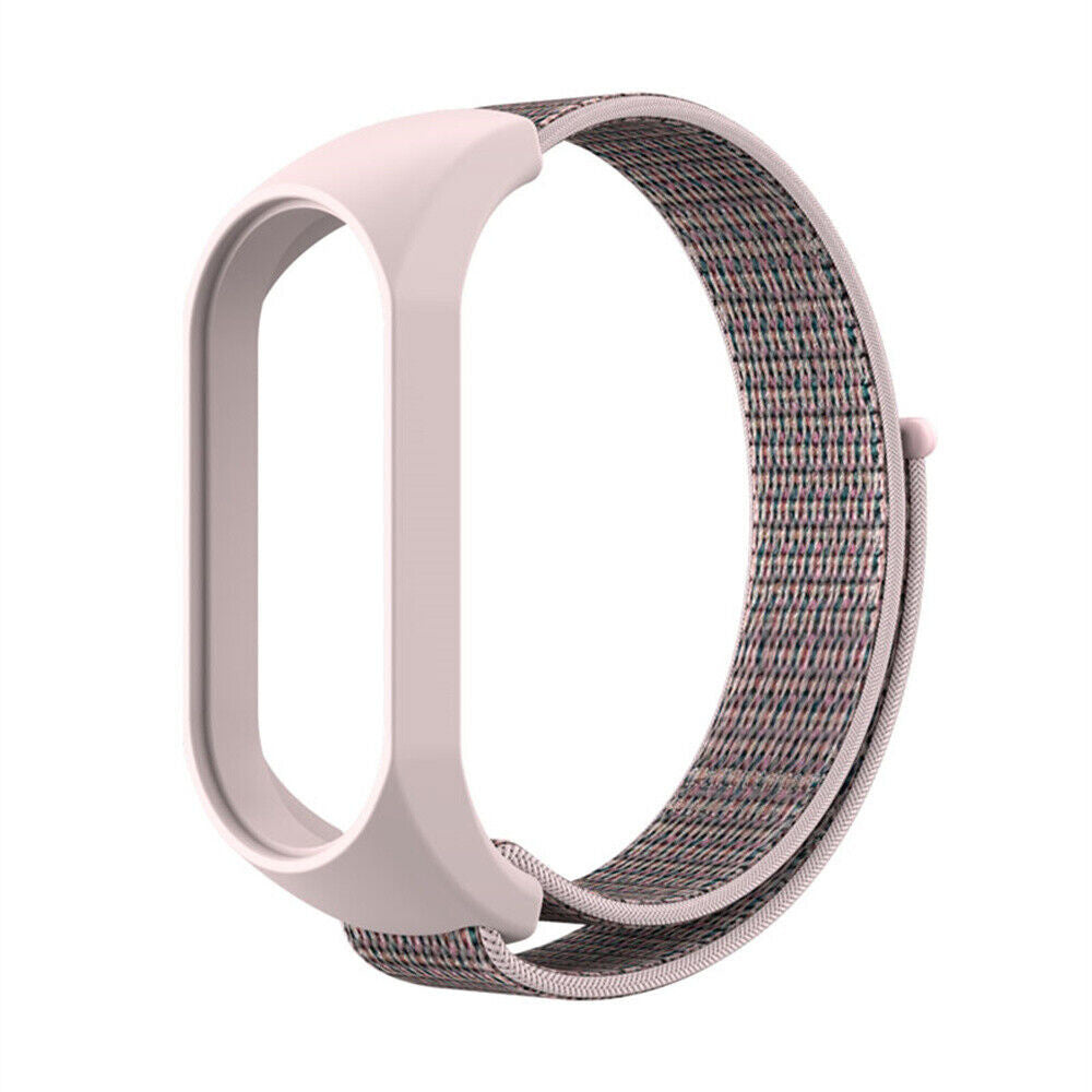 Ein hellrosa Smartwatch-Armband. Es hat einen hellrosa Kunststoffteil und ein gewebtes Stoffband mit rosa, blauen und grünen Fäden.