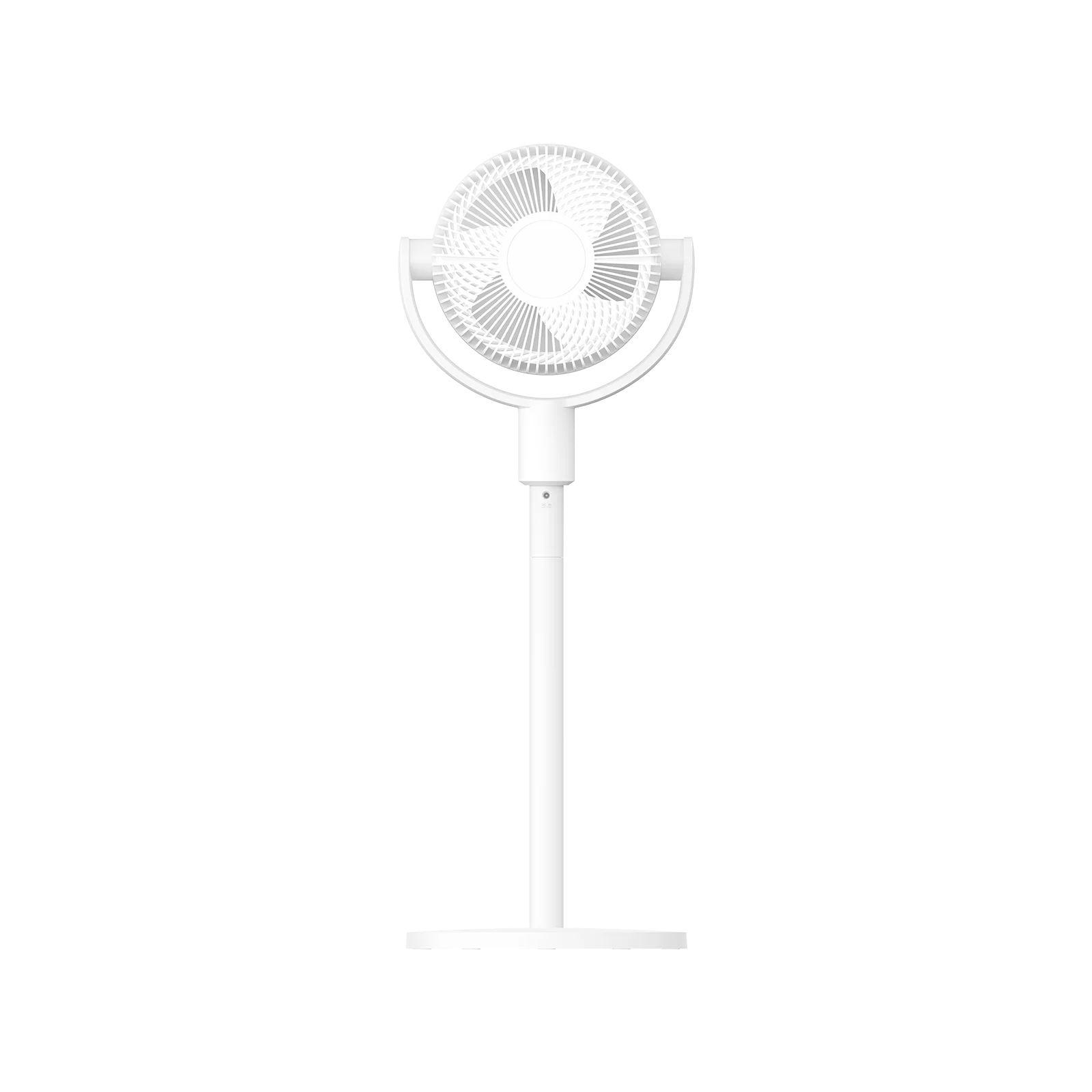 Biały wentylator stojący. Ma okrągłą głowicę, pionowy słupek i okrągłą podstawę. Tło jest białe.